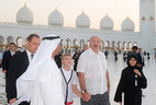 Александр Лукашенко во время посещения Большой мечети имени шейха Заида