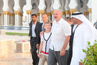 Александр Лукашенко во время посещения Большой мечети имени шейха Заида
