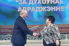 Александр Лукашенко вручает премию директору Надежде Онуфриевой.
