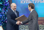 Александр Лукашенко вручает награду директору дирекции специальных проектов Алексею Адашкину