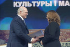 Александр Лукашенко вручает награду Елене Боганевой