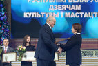 Александр Лукашенко вручает награду Тамаре Варфоломеевой.