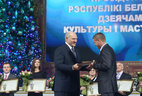 Александр Лукашенко вручает награду директору Владимиру Ковалеву