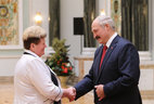 Alexander Lukashenko presents the Medal for Excellent Labor to worker of Gorodeya Sugar refinery Zinaida Boris