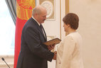 Alexander Lukashenko presents a certificate of professor of preventive medicine to head of the vaccine-preventable infections lab at the Epidemiology and Microbiology National Research Center Yelena Samoilovich
