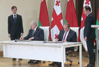 Alexander Lukashenko and Giorgi Margvelashvili sign a joint statement