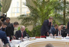 Александр Лукашенко и Владимир Путин во время подписания документов по итогам 
встречи
