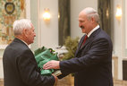 The official letter of thanks from the President of Belarus is presented to chairman of the veterans' organization of the Vitebsk Oblast Executive Committee of the Belarusian Public Association of Veterans YevgenyYemelyanov