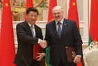 Договор о дружбе и сотрудничестве между Республикой Беларусь и Китайской Народной Республикой подписан по итогам официальных переговоров Александра Лукашенко и Си Цзиньпина в Минске