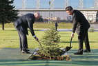 Председатель КНР Си Цзиньпин посадил дерево на Аллее почетных гостей у Дворца Независимости. В церемонии принял участие Президент Беларуси Александр Лукашенко