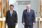 Председатель КНР Си Цзиньпин и Президент Беларуси Александр Лукашенко во время церемонии вручения медали Мира ветеранам, которые участвовали в боях с японскими агрессорами в конце Второй мировой войны