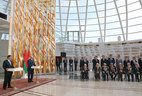 Председатель КНР Си Цзиньпин и Президент Беларуси Александр Лукашенко во время церемонии вручения медали Мира ветеранам, которые участвовали в боях с японскими агрессорами в конце Второй мировой войны