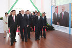 Александр Лукашенко и Си Цзиньпин во время посещения места строительства Китайско-белорусского индустриального парка "Великий Камень"