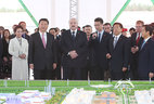 Александр Лукашенко и Си Цзиньпин во время посещения места строительства Китайско-белорусского индустриального парка "Великий Камень". Лидерам двух стран презентовали проект парка, а также краткие описания инвестиционных проектов первых резидентов