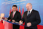 Александр Лукашенко и Си Цзиньпин во время посещения места строительства Китайско-белорусского индустриального парка "Великий Камень". Лидеры двух стран оставили свои подписи на плане развития парка