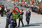 Alexander Lukashenko lays a wreath at the Victory Monument