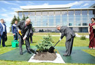 Президент Индии Пранаб Мукерджи посадил дерево на Аллее почетных гостей у Дворца 
Независимости. В церемонии принял участие Президент Беларуси Александр Лукашенко