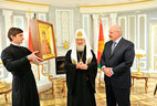 Patriarch Kirill presents the Icon of Equal of the Apostles Great Prince Vladimir to the Belarusian President