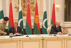 Alexander Lukashenko and Nawaz Sharif sign the agreement on friendship and cooperation between Belarus and Pakistan
