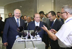 Президент Беларуси Александр Лукашенко и премьер-министр Пакистана Наваз Шариф на выставке белорусских научно-технических разработок