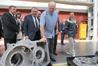 Александр Лукашенко во время посещения МЗКТ