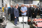 Александр Лукашенко во время посещения МЗКТ