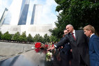 Президент Беларуси Александр Лукашенко возложил венок у Национального мемориала "11 сентября" в Нью-Йорке. Цветы от Президента легли также на мраморную плиту напротив имени одной из жертв теракта 11 сентября - гражданки Беларуси Ирины Бусло