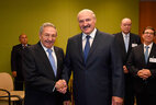 Президент Беларуси Александр Лукашенко на встрече с председателем Государственного Совета и Совета министров Кубы Раулем Кастро на площадке штаб-квартиры ООН в Нью-Йорке