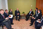 Президент Беларуси Александр Лукашенко на встрече с председателем Государственного Совета и Совета министров Кубы Раулем Кастро на площадке штаб-квартиры ООН в Нью-Йорке