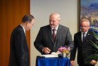 Президент Беларуси Александр Лукашенко встретился с Генеральным секретарем ООН Пан Ги Муном. Александр Лукашенко оставил запись в Книге подписей почетных собеседников Генсека ООН