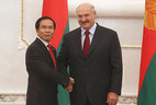 Alexander Lukashenko receives credentials from Ambassador Extraordinary and Plenipotentiary of Vietnam to Belarus Le Anh