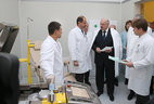 Александр Лукашенко во время посещения РНПЦ онкологии и медицинской радиологии имени Н.Н.Александрова