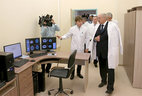 Александр Лукашенко во время посещения РНПЦ онкологии и медицинской радиологии имени Н.Н.Александрова