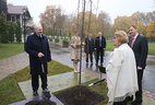 Alexander Lukashenko and Cihan Sultanoglu at the ceremony to plant Tree of Peace and Sustainable Development to mark the end of World War Two and the 70th anniversary of the United Nations Organization