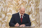 President Alexander Lukashenko swore the Oath of Office and signed the relevant Act