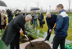 Alexander Lukashenko and Tomislav Nikolic plant a tree in the Alley of Distinguished Guests near the Palace of Independence