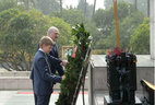 Президент Беларуси Александр Лукашенко возложил венок к Монументу Павшим Героям