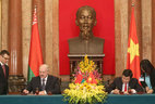 Alexander Lukashenko and Truong Tan Sang sign documents after the talks