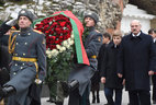 Президент Беларуси Александр Лукашенко, находящийся с официальным визитом в России, возложил венок к Могиле Неизвестного Солдата в Москве