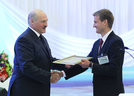 Alexander Lukashenko presents letters of thanks to university graduates