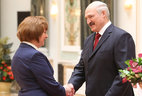 Head of the Interior Ministry’s hospital Larisa Apanasovich receives the Honored Worker of Healthcare of Belarus title