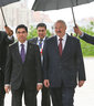 Александр Лукашенко и Гурбангулы Бердымухамедов во время церемонии посадки дерева на Аллее почетных гостей у Дворца Независимости