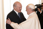 Президент Беларуси Александр Лукашенко и Папа Римский Франциск во время встречи в Апостольском дворце в Ватикане