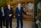 Александр Лукашенко знакомится с выставкой белорусских икон