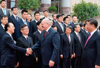 Президент Беларуси Александр Лукашенко приветствует членов официальной делегации Китайской Народной Республики