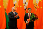 Президент Беларуси Александр Лукашенко наградил Председателя Китайской Народной Республики Си Цзиньпина орденом "За укрепление мира и дружбы"