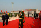 Александр Лукашенко во время церемонии возложения венка к Памятнику народным героям на площади Тяньаньмэнь