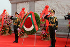 Во время церемонии возложения венка к Памятнику народным героям на площади Тяньаньмэнь