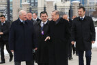 Президент Беларуси Александр Лукашенко и Президент Турции Реджеп Тайип Эрдоган во время церемонии посадки дерева на Аллее почетных гостей у Дворца Независимости