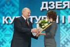 Special prize of the President is conferred on the personnel of the Golas Radzimy Newspaper. Alexander Lukashenko presents the award to special correspondent Yekaterina Medvedskaya